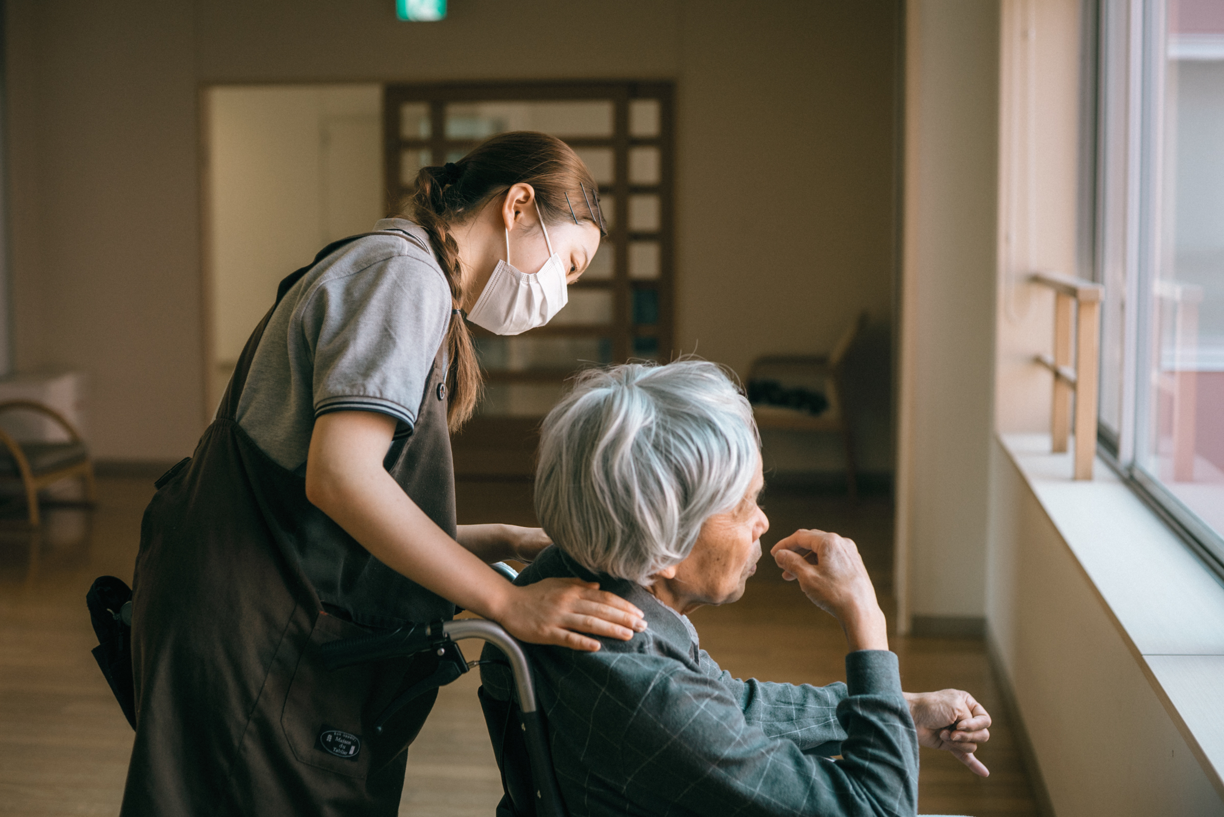 外を見る女性と老人